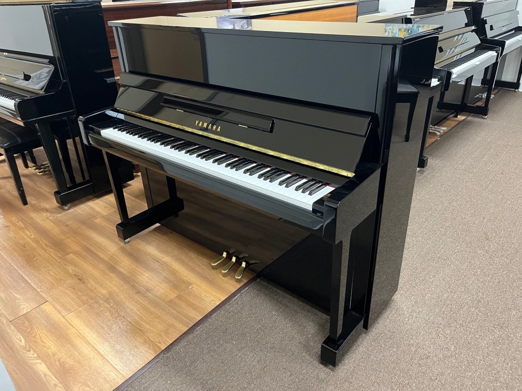 Yamaha B3 48" piano